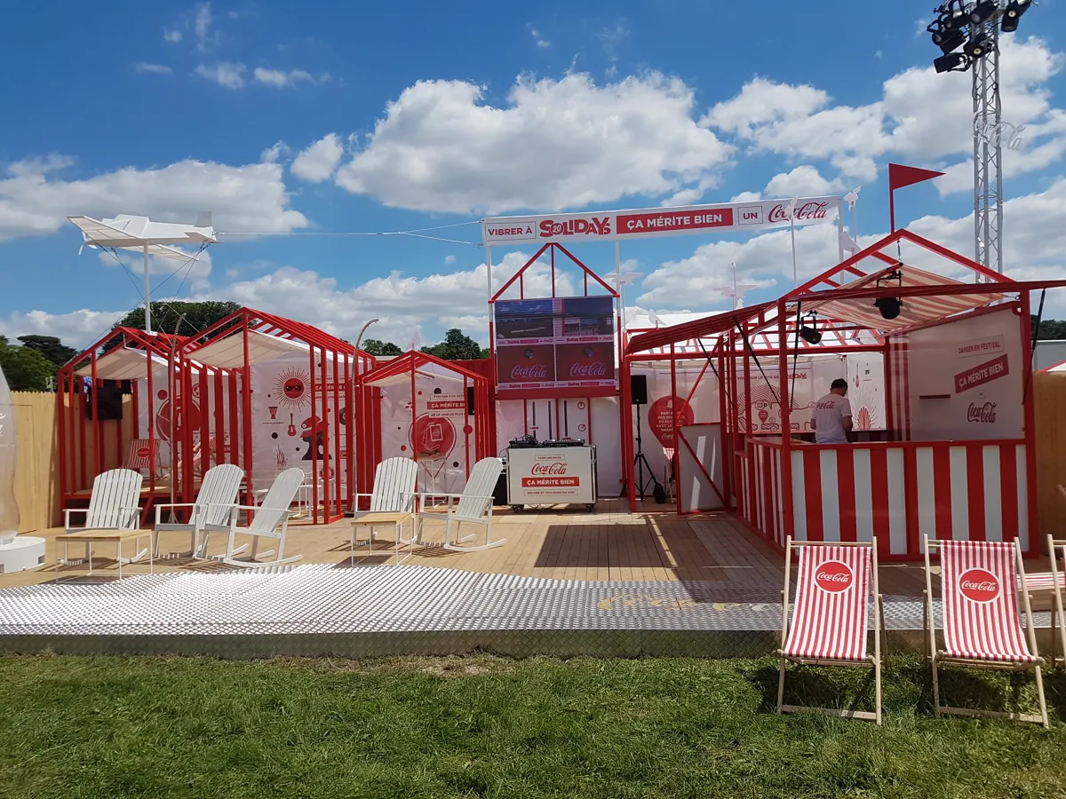 Écran d’affichage sur un stand Coca-Cola en festival